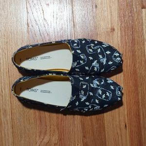 Navy Blue Bee Pattern Toms Size 8